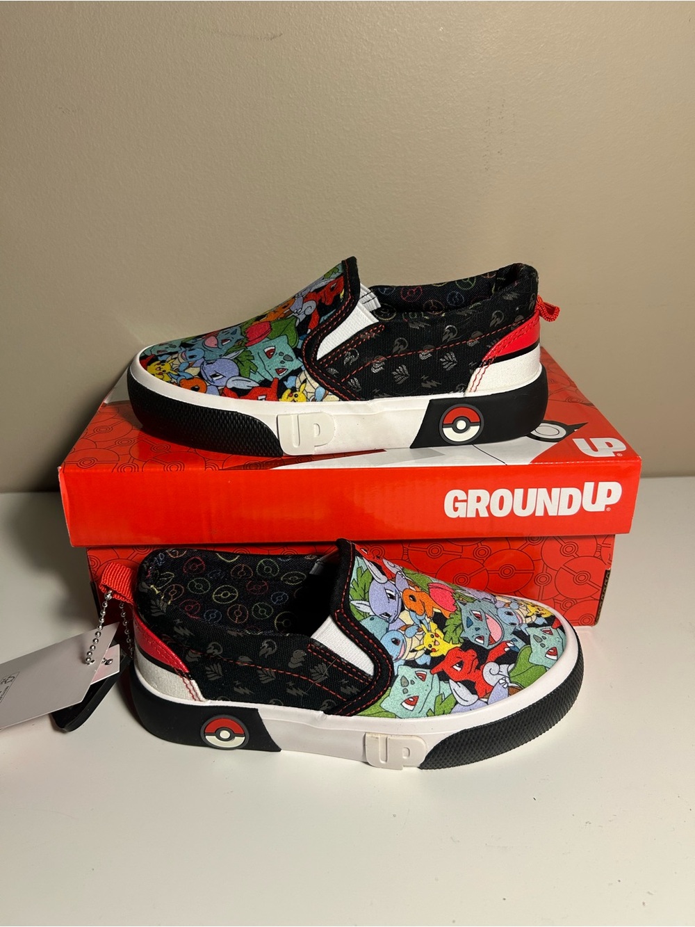 Pokémon- sneakers, black white, 11 kids sw